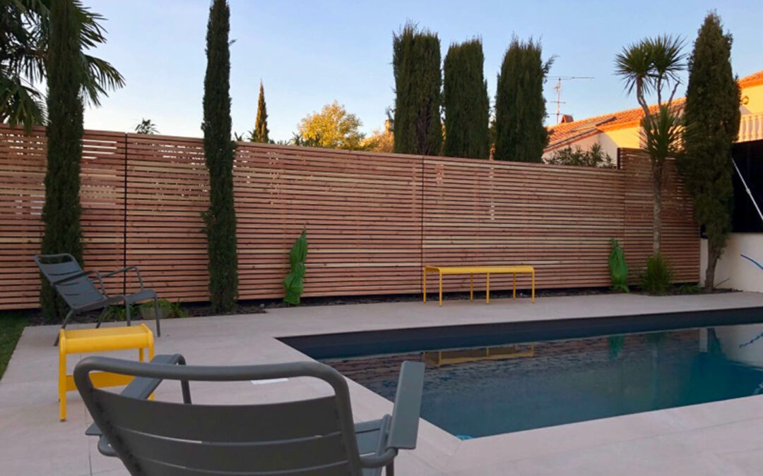 Quelle clôture en bois choisir pour votre jardin ? Le guide complet