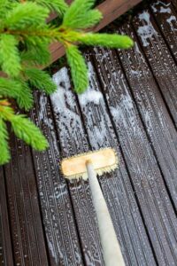 il s'agit d'une photo illustrant le nettoyage d'une terrasse bois