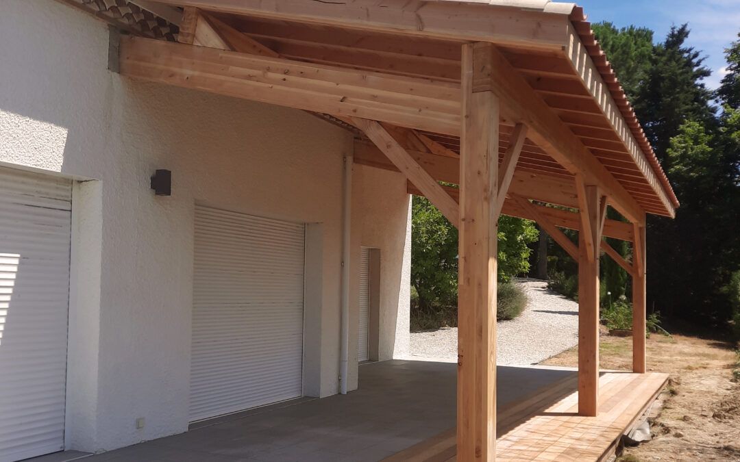 Pergola couverte en bois : confort, esthétique et valeur ajoutée pour votre maison