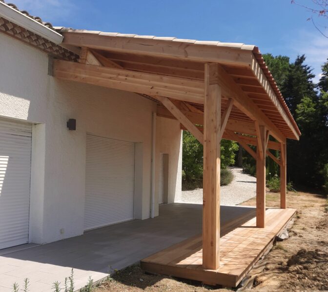 carport-bois-toiture-tuile-maison-toulouse carport en bois avec toiture en tuile pour protection terrasse