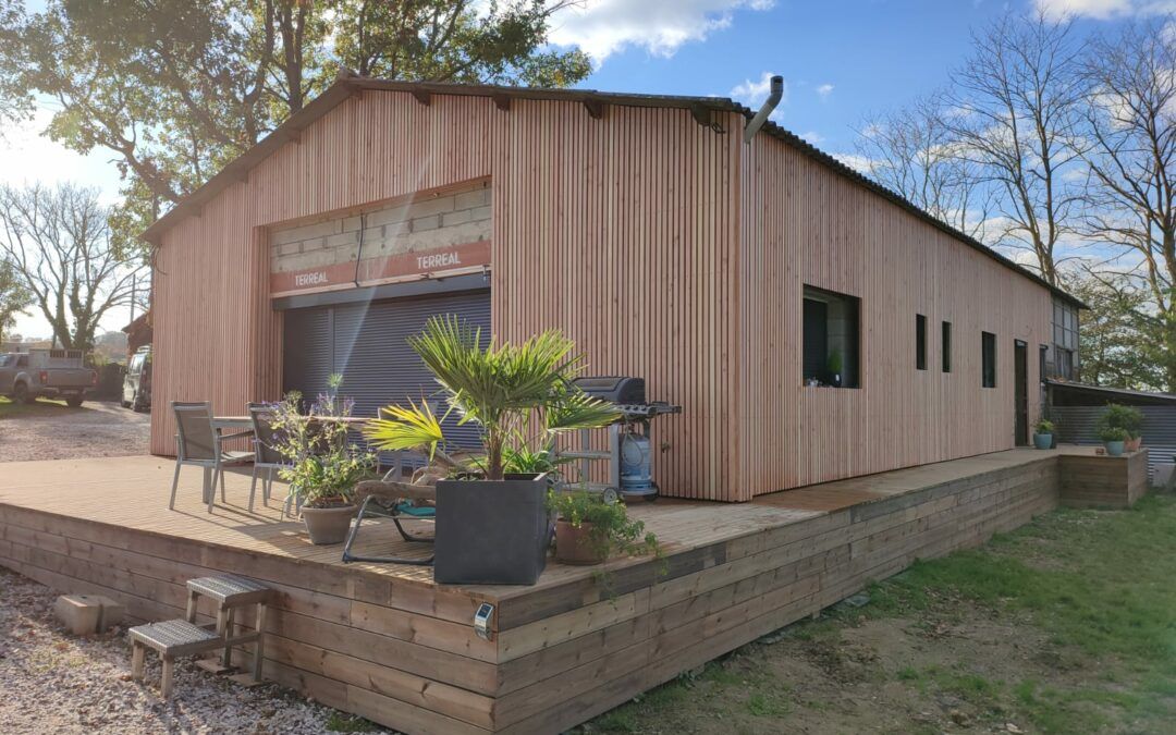 Avant / Après : un ancien hangar transformé en maison contemporaine grâce au bardage bois