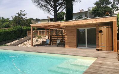Aménager un pool house en bois : confort et style au bord de la piscine