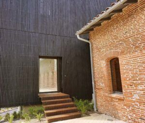 mélange matériaux bois et brique