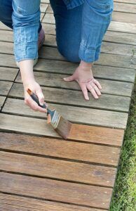pose d'un saturateur sur terrasse en bois exotique
