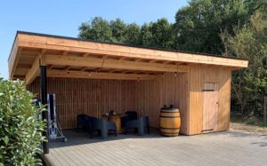 pool house avec espace repas en bois avec bardage douglas et toit plat toulouse